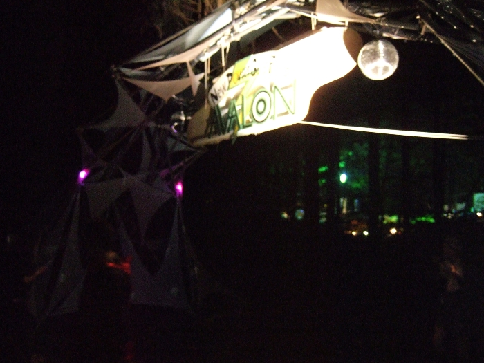 アバロン・フィールドの入り口。フラッシュなし。