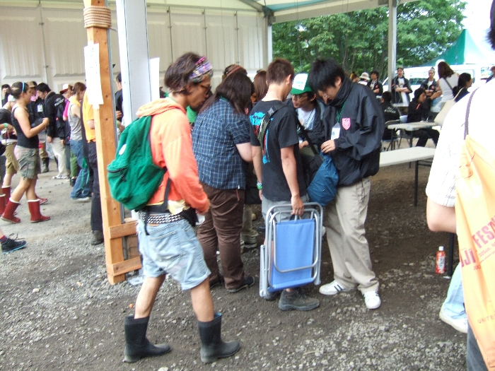 入場ゲートではかばんの中まで荷物チェックされます。