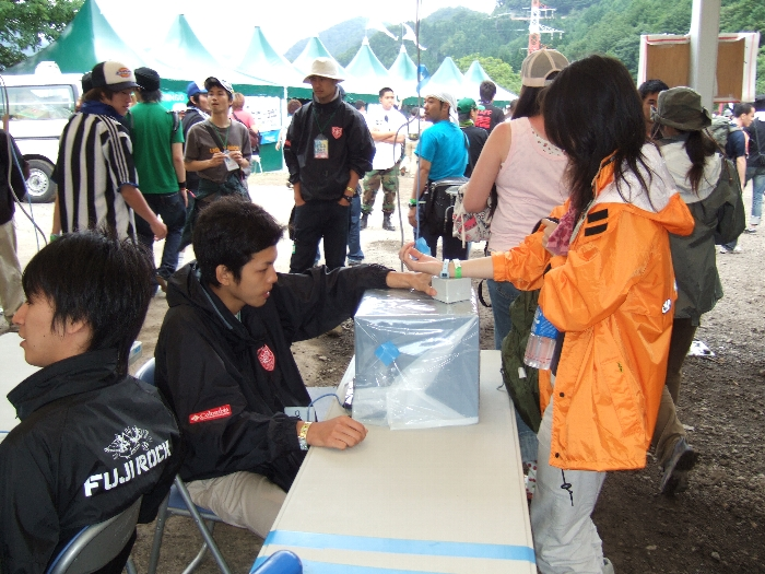 リストバンドを機械に認識させて入場します。04年からこの方式です。