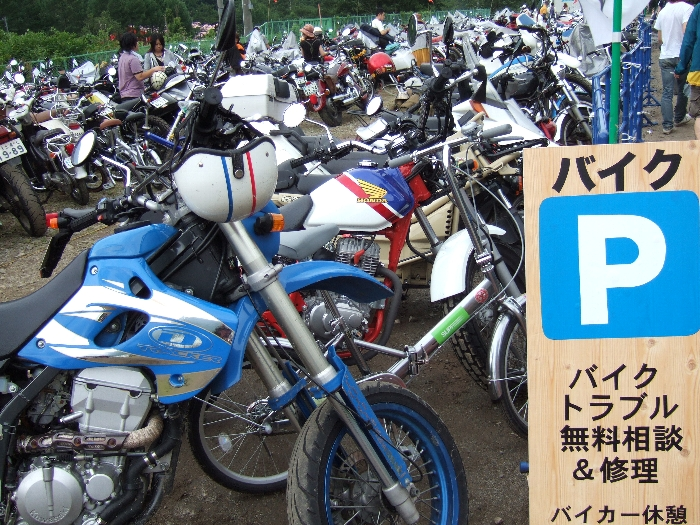 二輪車駐輪場。二輪車は駐車場代が無料です。