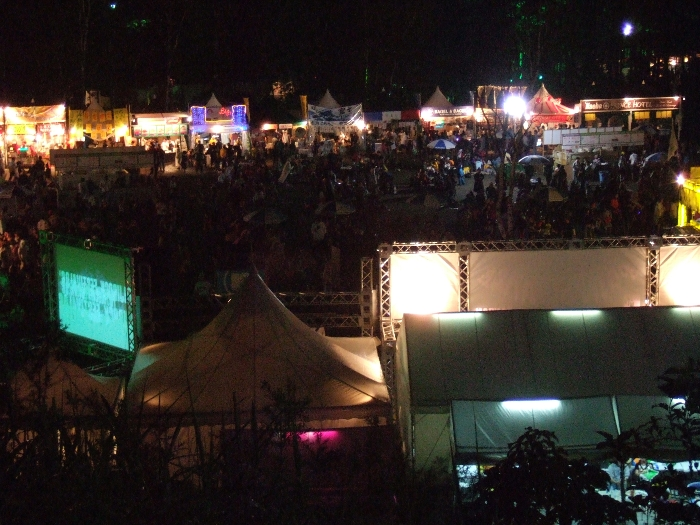 入場ゲートから見た夜のオアシスエリア。