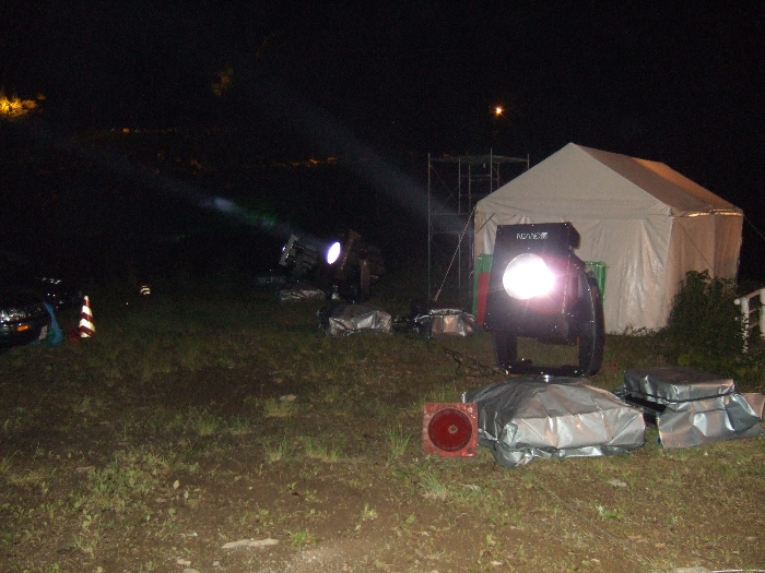 フジロックフェスティバル開催中、夜に光線を発している照明機器。