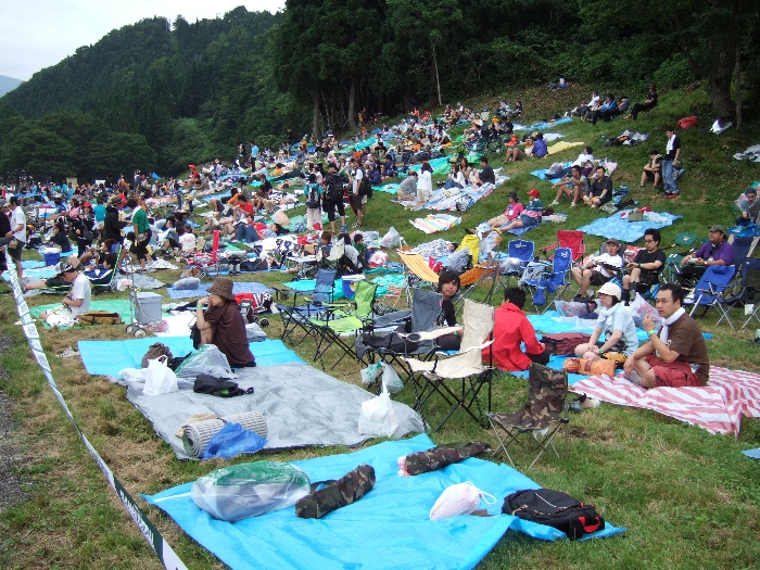 初日の午前10時40分ごろ。最初のアーティストが登場する前ですが、通路の山側でもかなり埋まっています。 