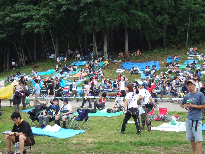 ほぼ同時刻。オアシスエリアとトイレに近いところはすぐ埋まっていきますが、中央付近になると空いています。 