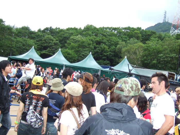 前のアーティストの公演が終わって人が出て行くところ。