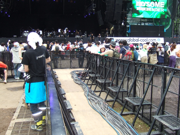 調整卓前の自由に行き来できるエリアから。 