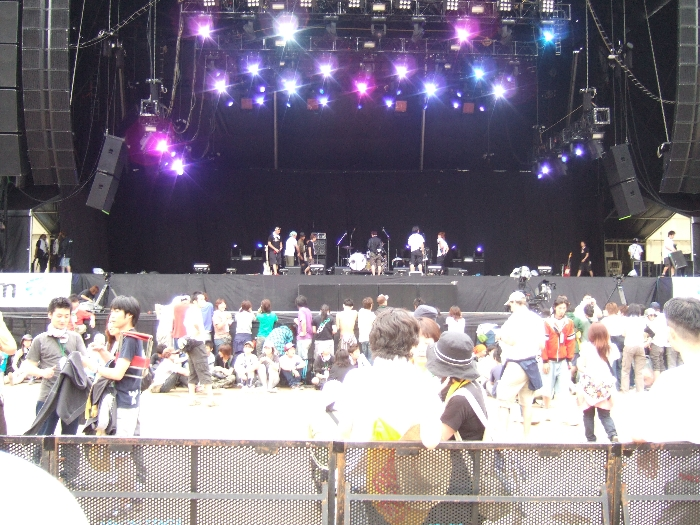 ステージに最も近いエリアの後方から見える風景。