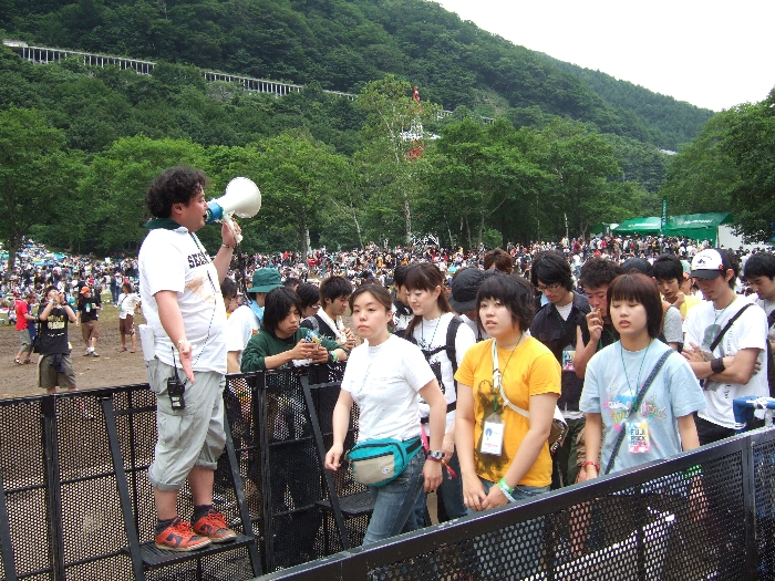 前のアーティストの公演が終わって人が入っていくところ。