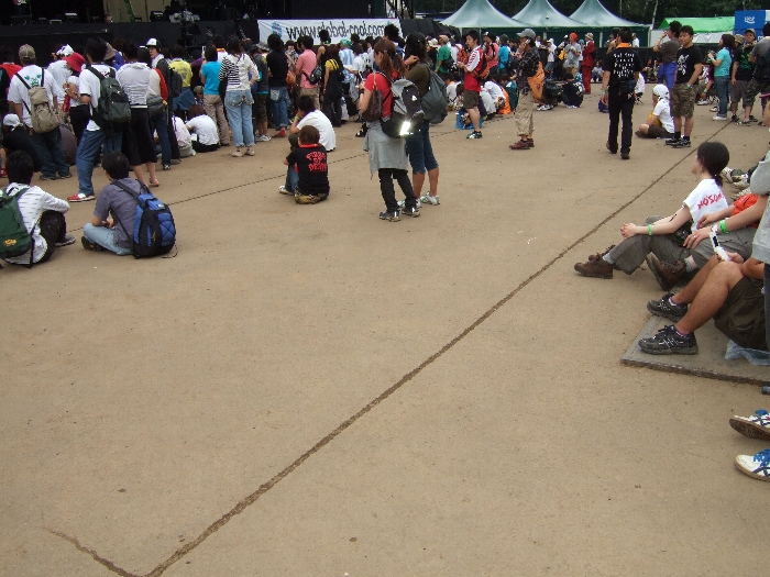 ステージ前のエリア。超人気アーティストでもなければ規制されることはありません。