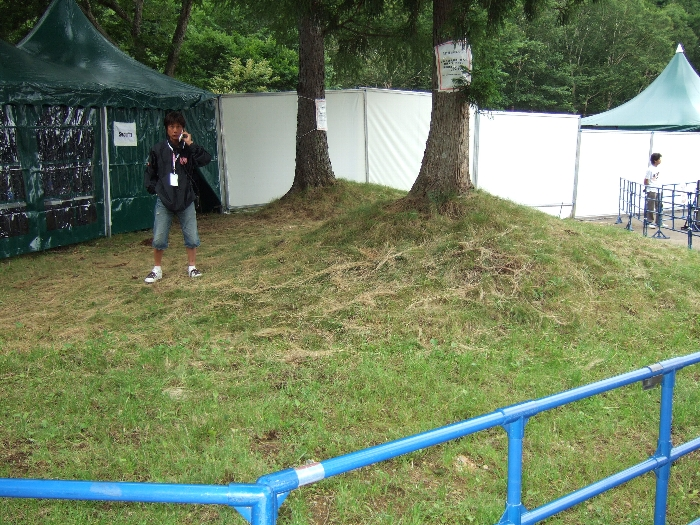 この芝生一帯が負傷者、病人を介護するスペース。これだけのスペースを使うことはある（またはあった）のでしょうか。