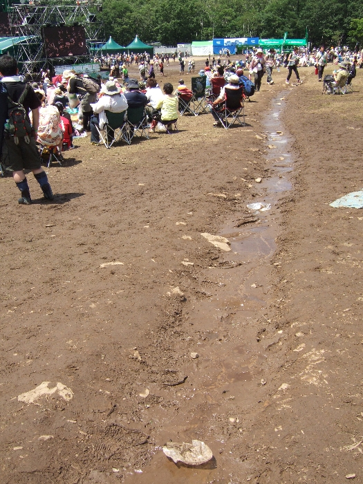 グリーン・ステージの観客エリアを横断するようにできた溝。 