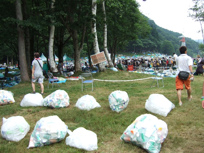回収された空きペットボトルの袋で山を作るスペース。1日目午後1時半ごろ。