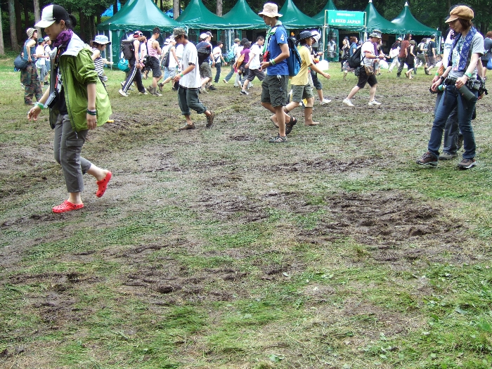 毎年泥道になるオフィシャル・アーティスト・グッズ売り場前。 