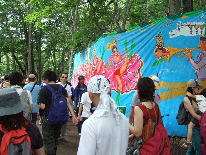 途中にあるアート。夜はライトアップされていました。