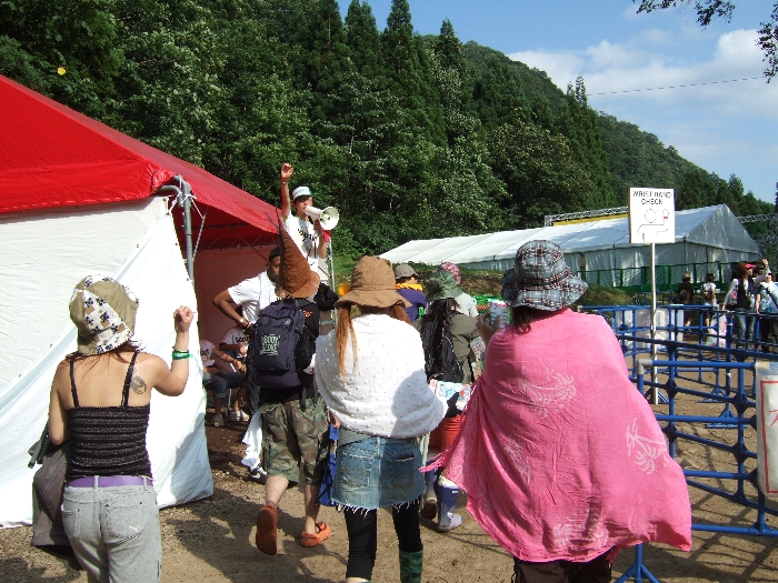 オフィシャル・アーティスト・グッズ売り場を過ぎるとリストバンド・チェックの場所があるので、手を挙げてリストバンドを明示します。 