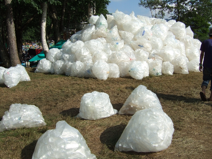 3日目午後4時ごろ。かなり高くなって、「MT.FUJI建設予定地」の看板が見えなくなっています。