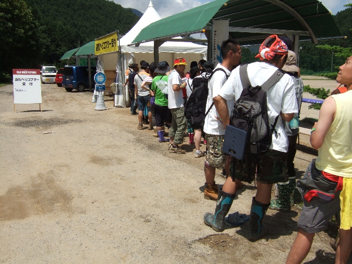 遊覧ヘリコプターの受け付けに並ぶ人の列。