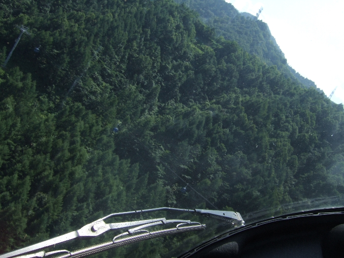 離着陸するとき、フジロックフェスティバルの各会場は背面にあるので、まず旋回します。窓からドラゴンドラが見えます。