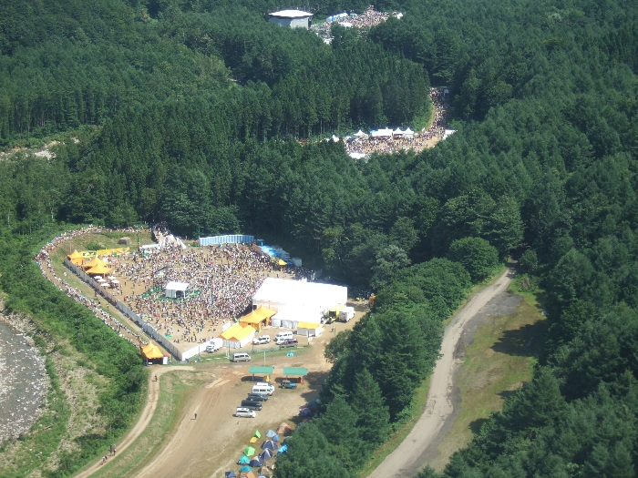 手前にオレンジ・コート、その奥がフィールド・オブ・ヘブン、その奥がホワイト・ステージ。