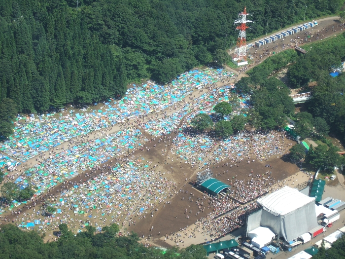 グリーン・ステージ。後方にある太い道が今年できた通路。手前の色の濃い道が昨年までの通路。斜めに走っている細い線は、雨が降ったときに水が流れる溝。レジャーシートは水色が多いことが分かります。