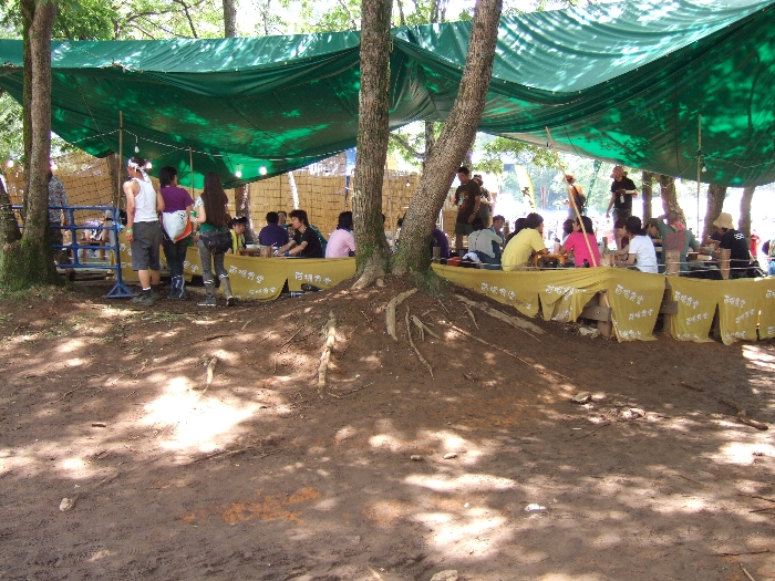 苗場食堂とその周辺。夜間はライブが行われ、人で埋まります。