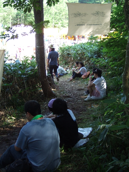 通路のNGOビレッジ側入り口。