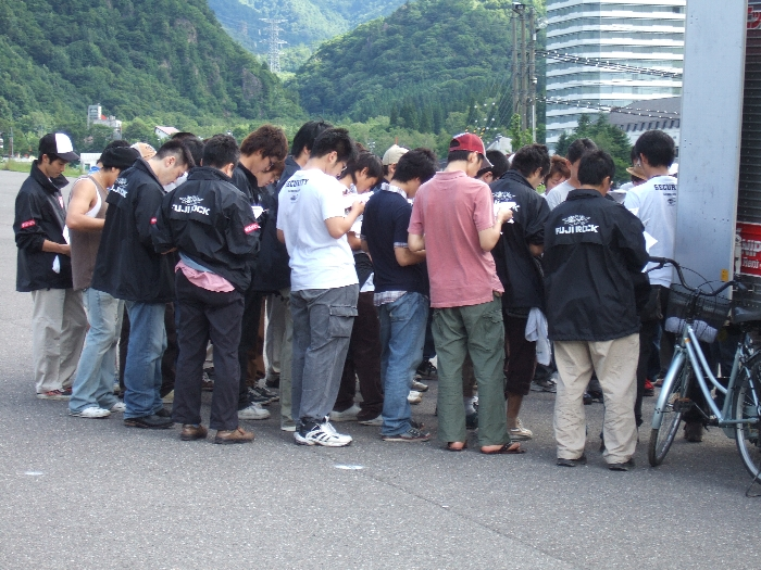 集まって説明を受ける人たち。