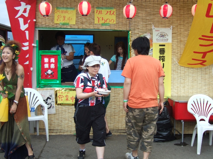 その隣がカレー屋。