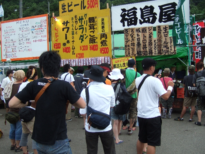 魚沼王の隣が金六。店の裏で携帯の充電をしています。400円。その隣が居酒屋嘉。その隣が福島屋。 