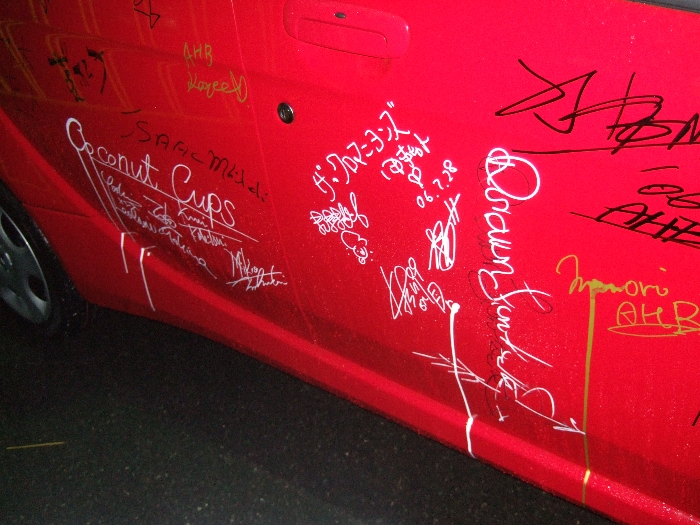 右。加藤登紀子、ザ・クロマニヨンズの甲本ヒロトが見えます。 