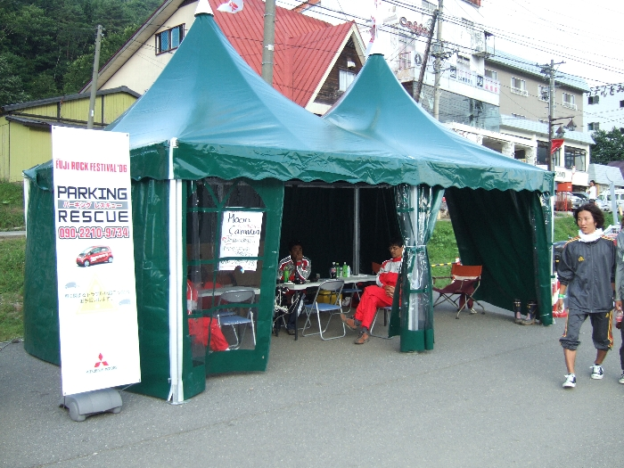 駐車場に常駐している三菱自動車の人。 