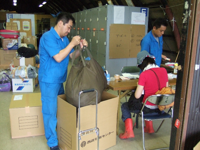 3日目になると、送り便の需要が多くなります。ダンボールやカバーは有料で用意されています。