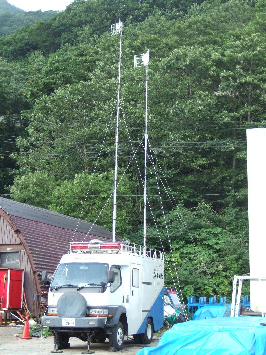 NTTドコモのアンテナ車。パレス・オブ・ワンダーと場外ショップエリアの間にあります。