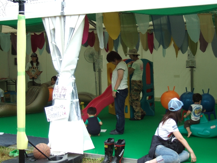 靴を脱いで遊べるテント内。ボランティアの人が子どもの面倒を見ています。