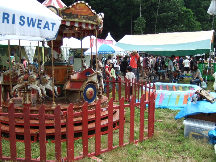 メリー・ゴー・ラウンドと小型のプール。