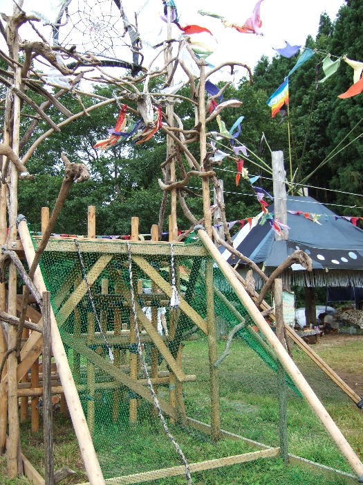 自然素材を使うだけでフジロックフェスティバルらしさを感じさせる。イメージの総体はそうしたところまで来ています。 