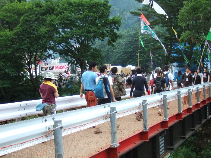 入場ゲートを通過するとすぐにオアシスエリア直通の仮設橋Aがあります。