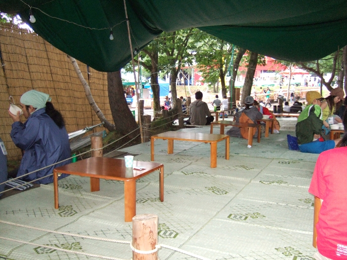 座敷で食事をすることができます。入り口で靴を脱ぎます。 