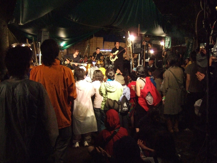 苗場食堂でのライブ。夜間のみ。