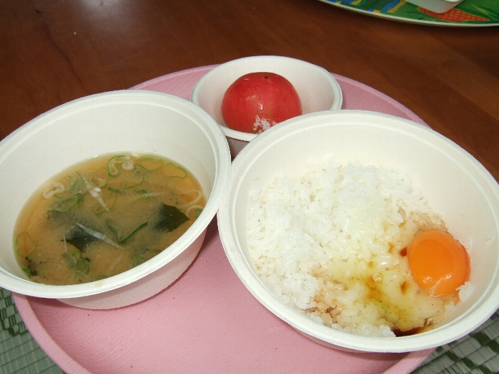 白米300円、生卵100円、みそ汁200円、トマト100円、計700円。