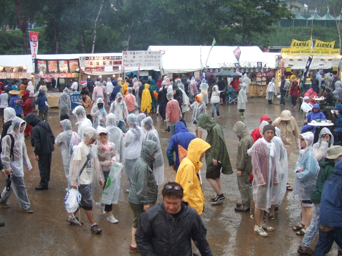 雨具を売っている店もありますが、数は多くありません。