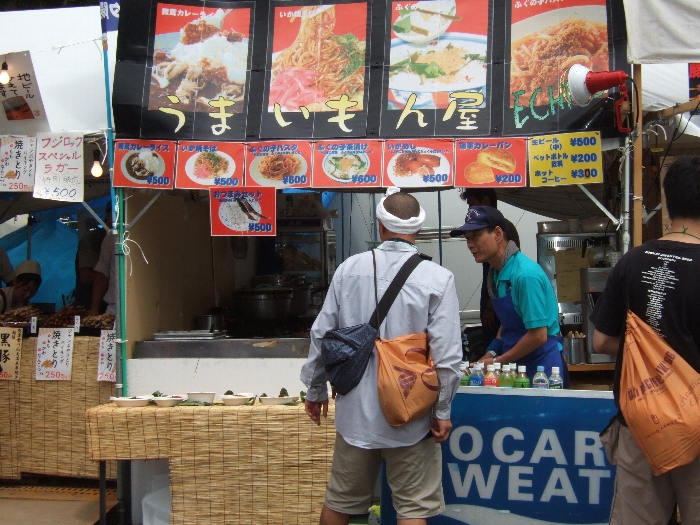 うまいもんや越後。舞茸カレーやふぐの子パスタなど、地元食材を多用したメニュー。
