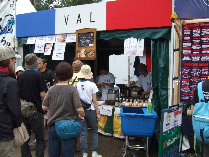 店の看板はフランス国旗と同じですが、フランスと関係があるのかどうか分からない店。フジ・ロック限定というチーズカレー（600円）があります。ライスではなくナンです。 