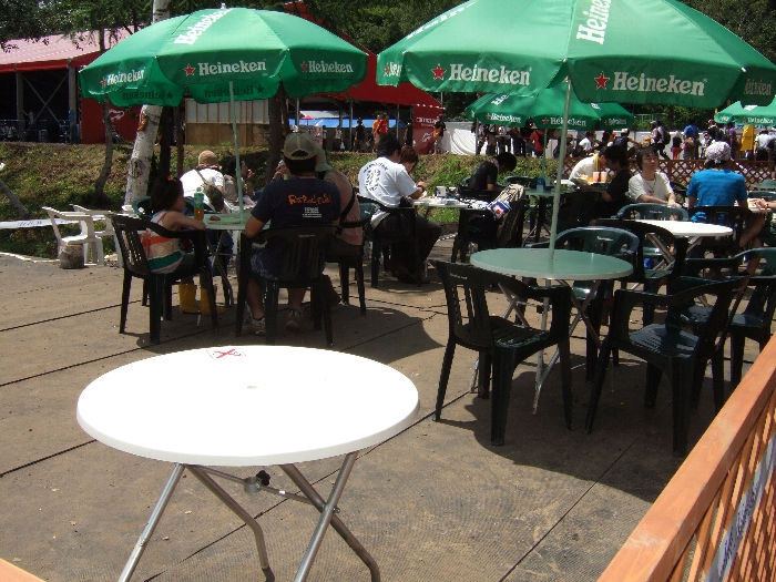 食事の際にいすと机が確保できるというのは、オアシス・エリアでは重要ですが、特定の店の利用者に限定するのは賛否が分かれるでしょう。