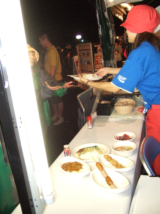 豚汁、ステーキ・プレート、ウインナー串、プリンス・カレーのサンプル。 