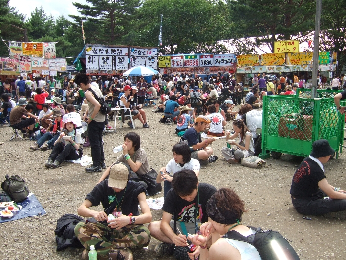 いす、テーブルは少ないので、レジャーシートや折りたたみいすを持っていた方がいいでしょう。