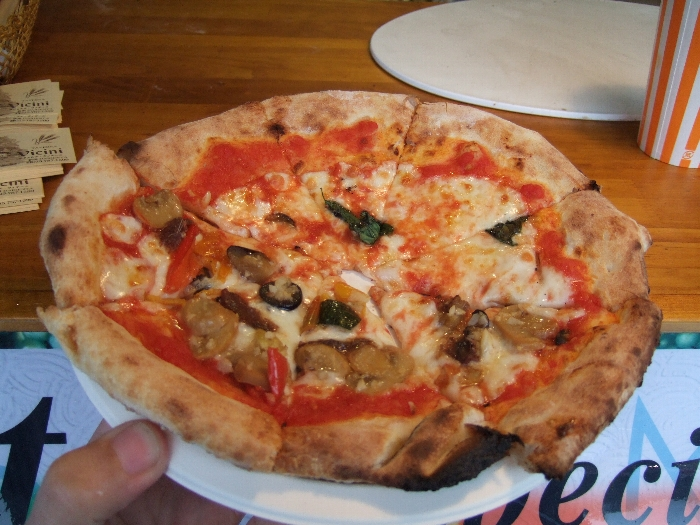 ピザ店ピットーレのフジロックスペシャル、1400円。