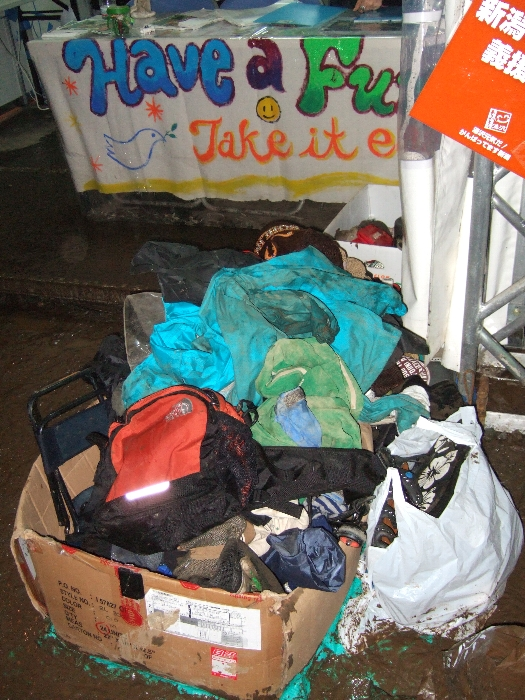 落とし物はインフォメーションに集められます。 