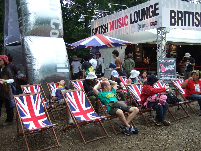 ブリティッシュ・カウンシルは入場ゲートを通過して仮設橋Aを渡るとすぐ左手にあります。オアシスエリアの中で最も広く、最も立地のいいスペースを確保しています。