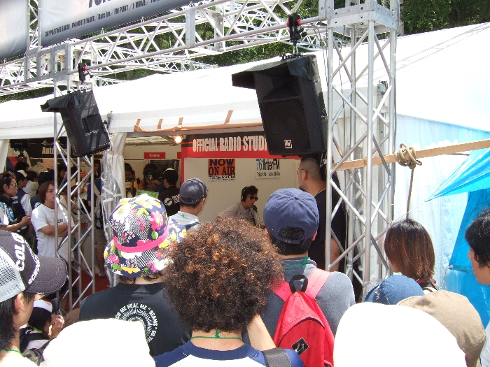 東芝の隣がインターFM。アーティストがよくゲスト出演します。進行中のライブを生中継することもあります。 